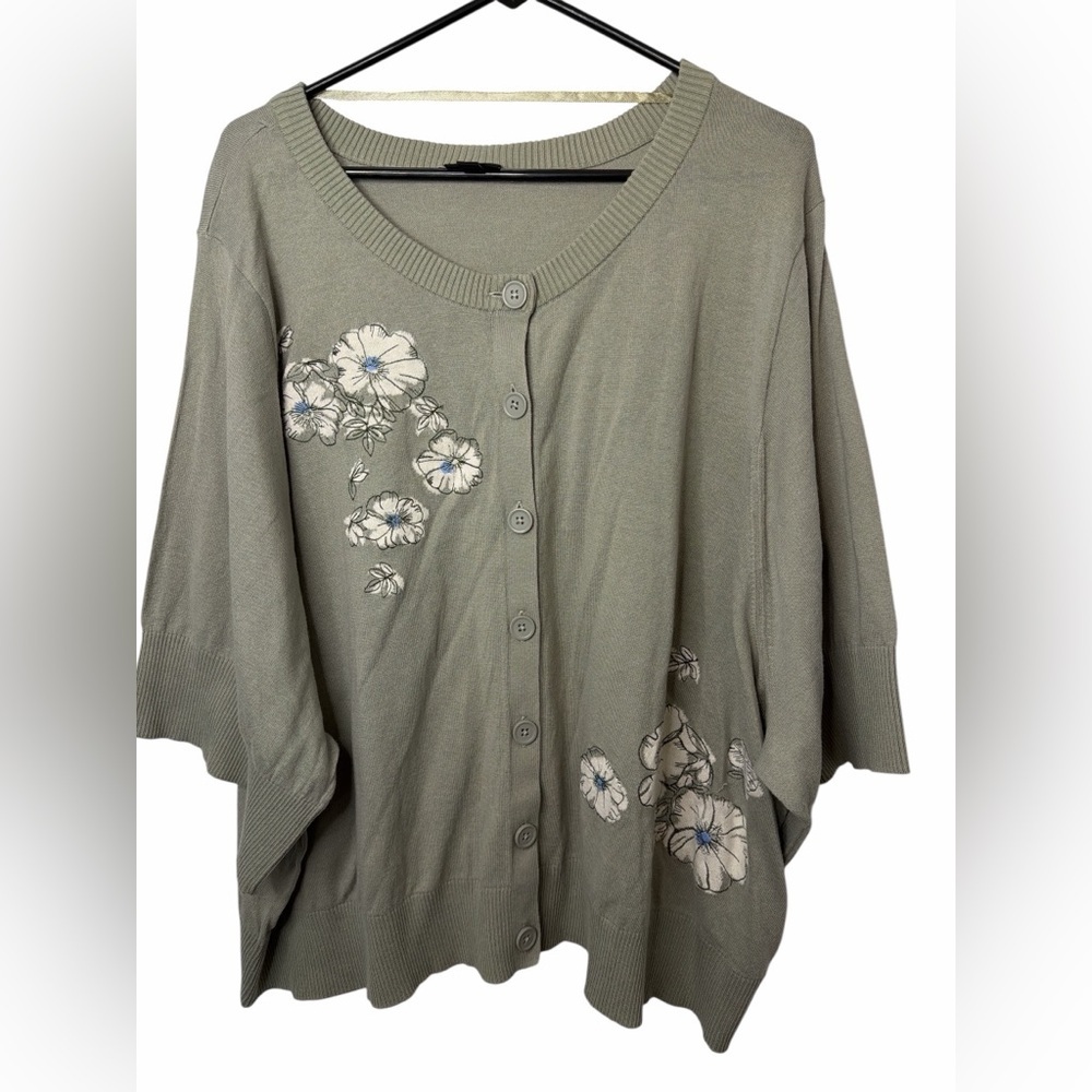 Torrid Floral Detail Button-Front Short Sleeve Sweater - Sage Green